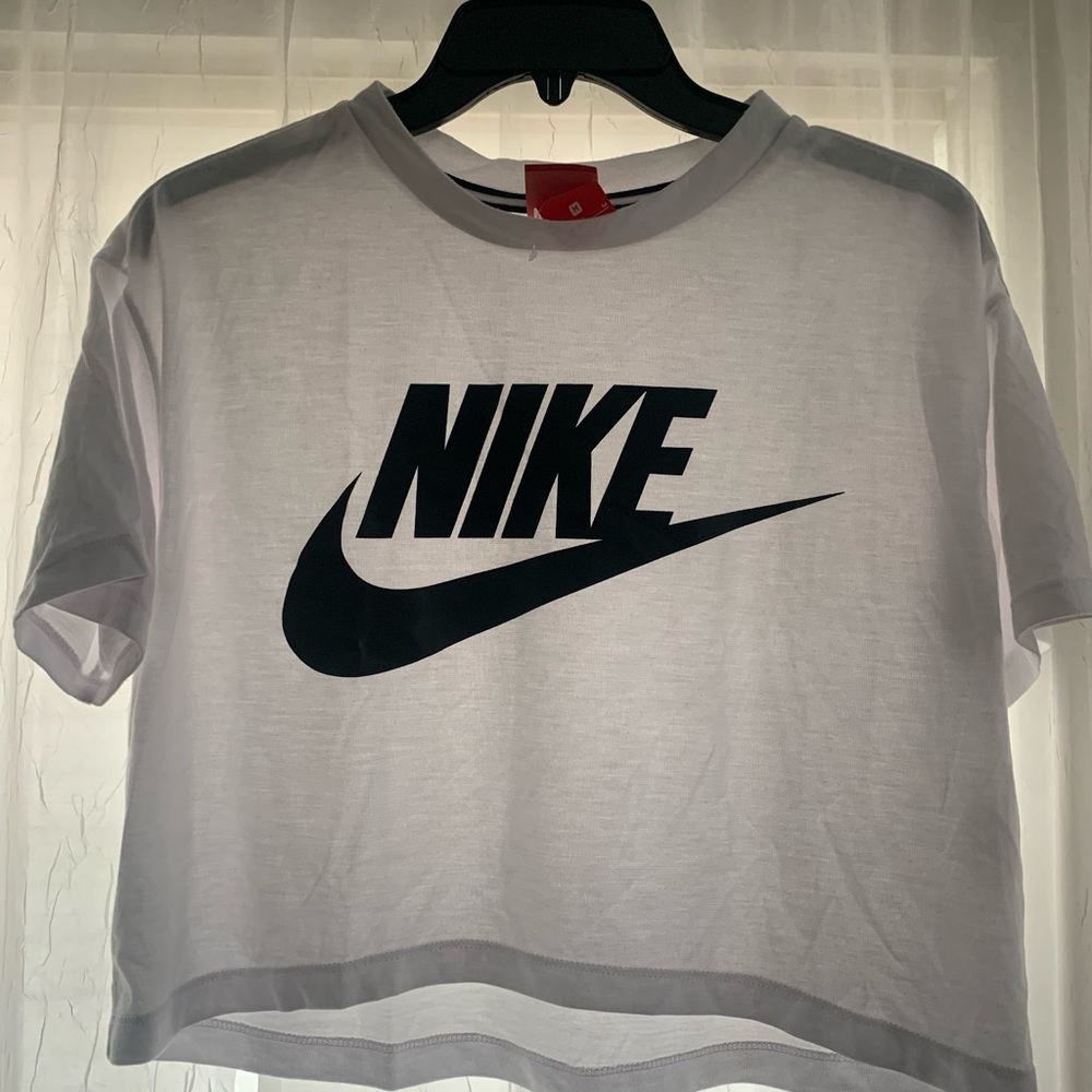Nike woman’s crop top medium